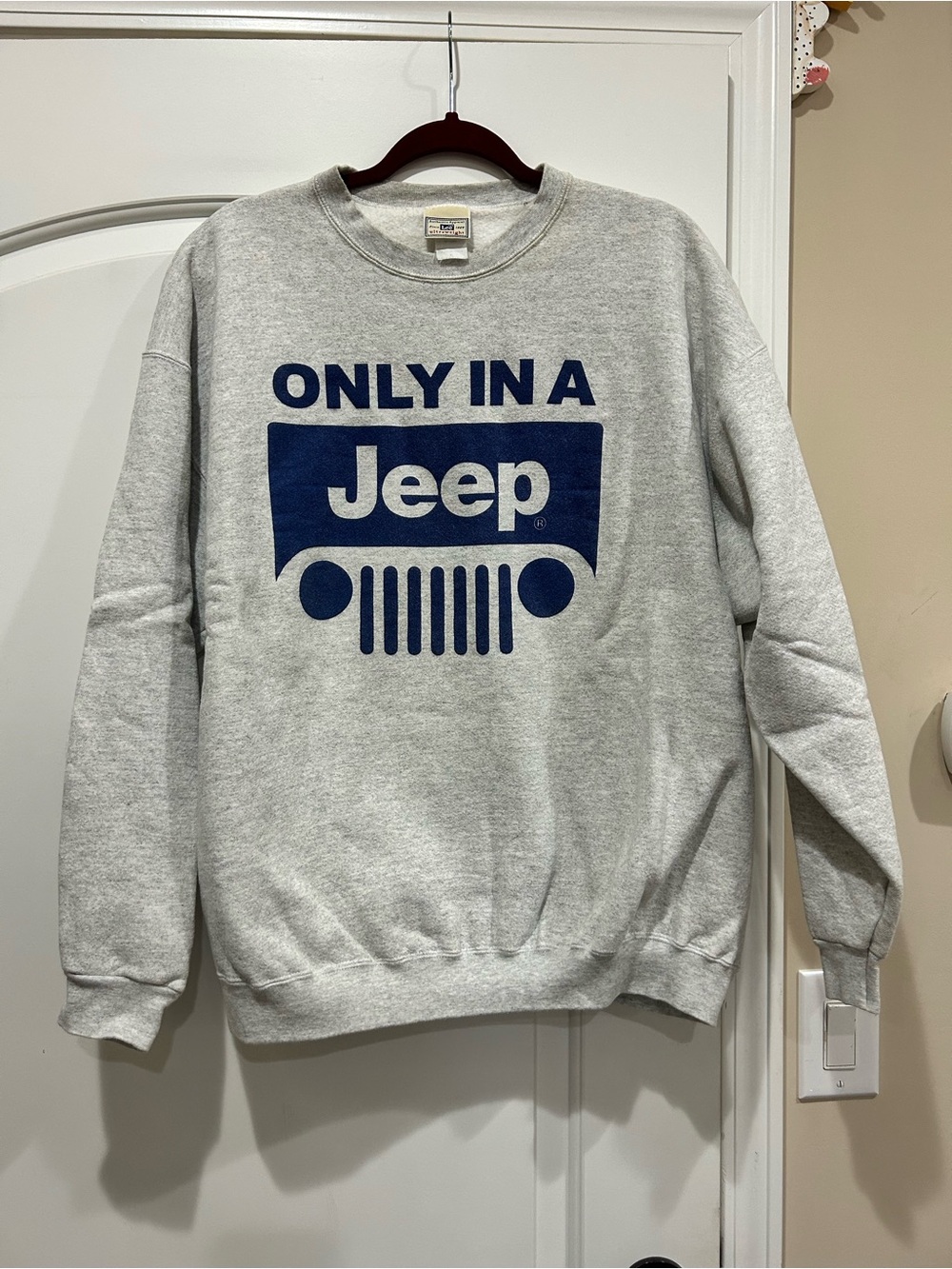 VINTAGE Jeep Men's Grey Crewneck Sweatshirt with Navy Logo